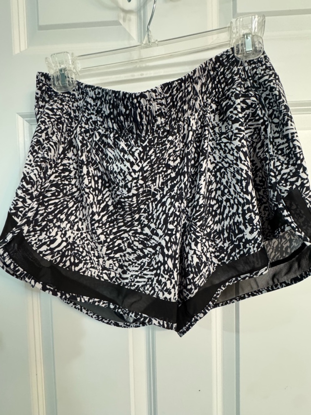 Athleta Black and White Printed Athletic Mesh Racer Run Mid Rise 4" Short